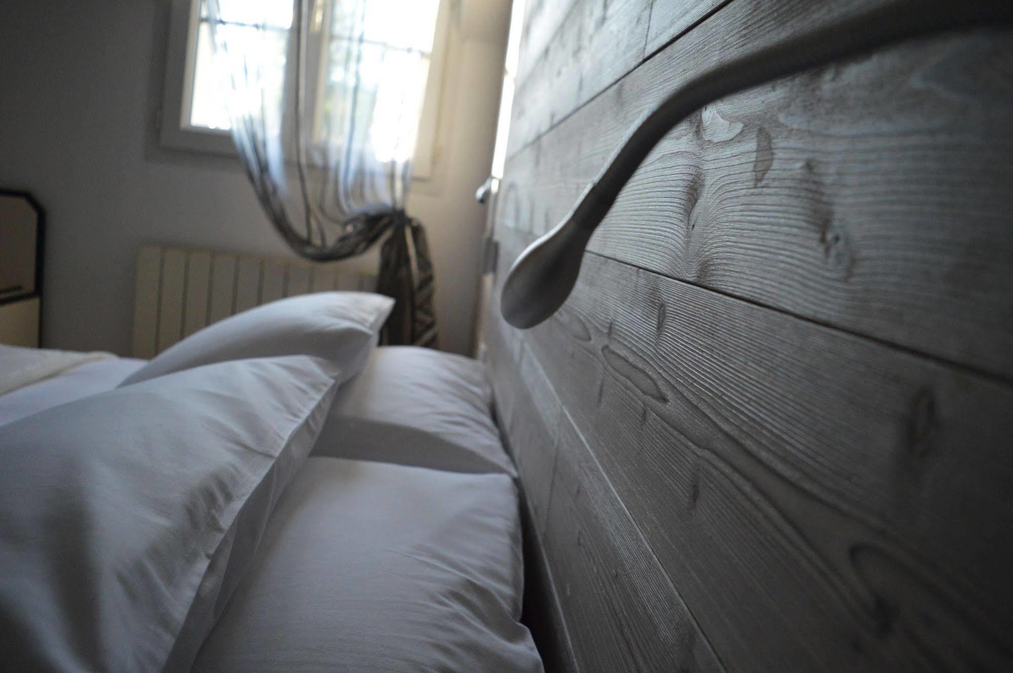 Logis Hotel "Ici M'Aime" Rouvray  Kültér fotó